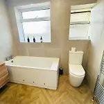 Comfy 5 Bdr Contractor Haven With Free Parking & Wifi *