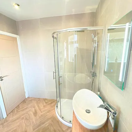 Comfy 5 Bdr Contractor Haven With Free Parking & Wifi Leeds (West Yorkshire)