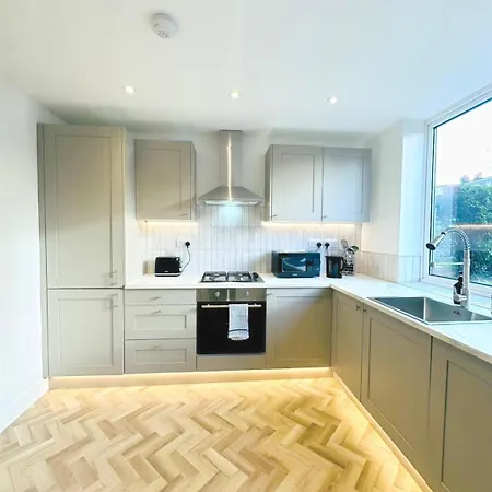 Comfy 5 Bed Haven W/ Free Parking | Contractors *