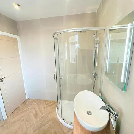 Comfy 5 Bed Haven W/ Free Parking | Contractors