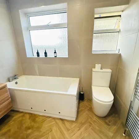Comfy 5 Bed Haven W/ Free Parking | Contractors *