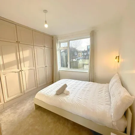 Comfy 5 Bed Haven W/ Free Parking | Contractors * Leeds (West Yorkshire)