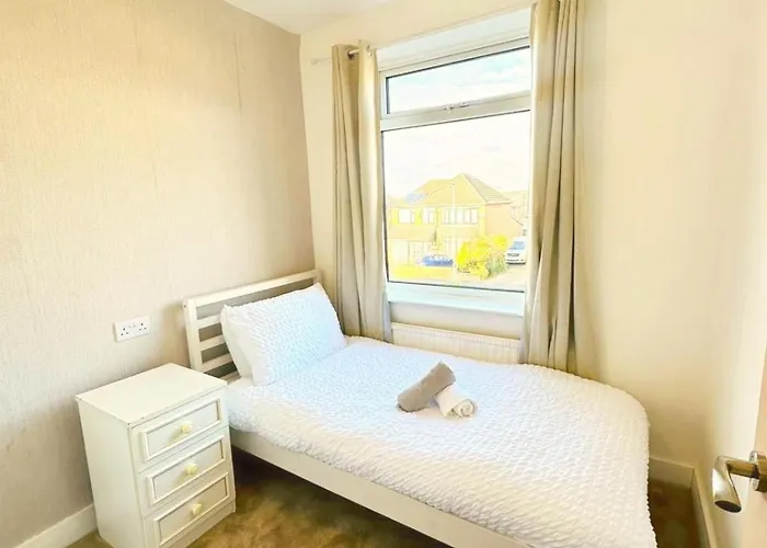 Comfy 5 Bdr Contractor Haven With Free Parking & Wifi