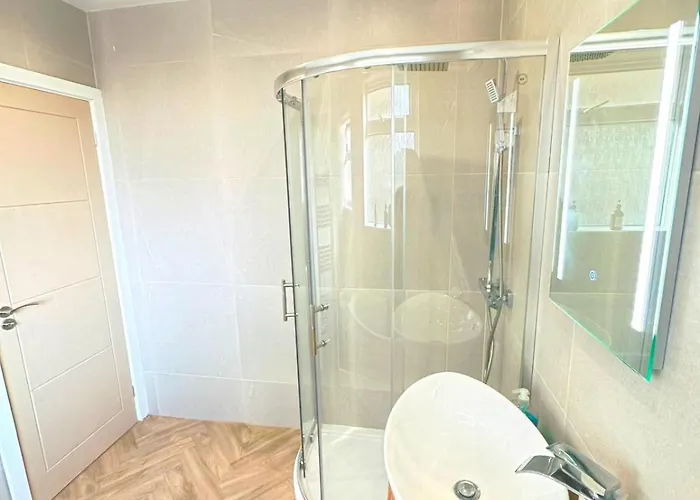 Comfy 5 Bdr Contractor Haven With Free Parking & Wifi Leeds (West Yorkshire)