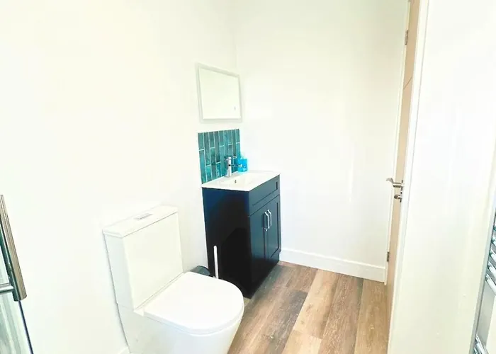 Comfy 5 Bdr Contractor Haven With Free Parking & Wifi Сasa de vacaciones *