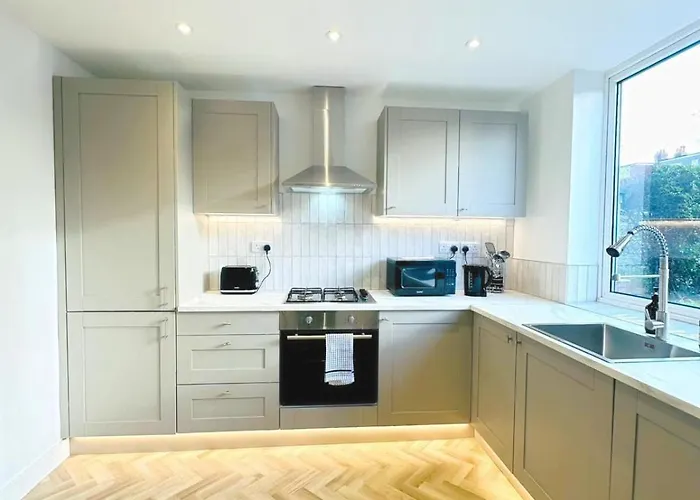 Comfy 5 Bdr Contractor Haven With Free Parking & Wifi *