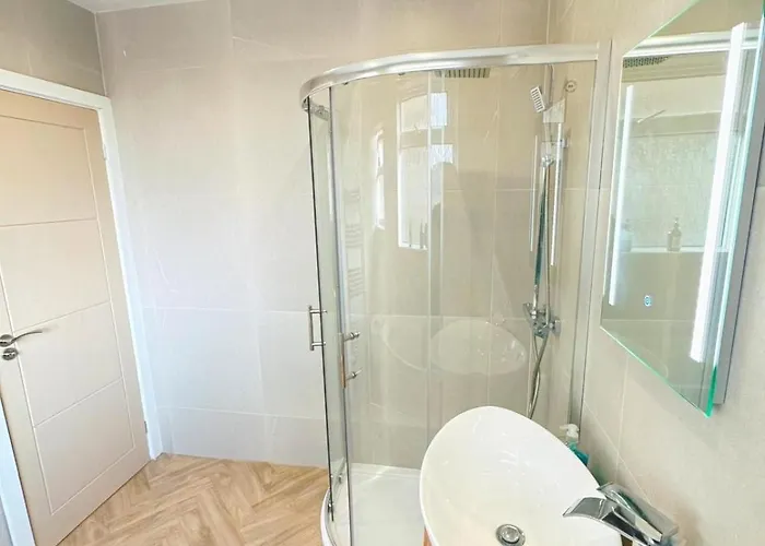 Comfy 5 Bdr Contractor Haven With Free Parking & Wifi