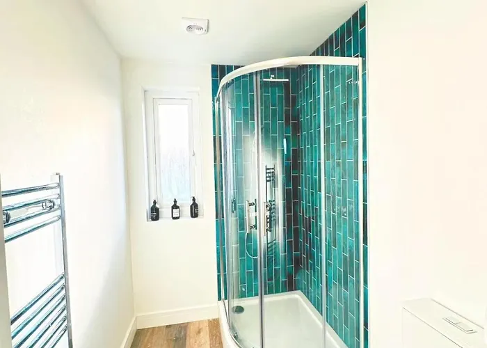 Comfy 5 Bdr Contractor Haven With Free Parking & Wifi Leeds (West Yorkshire)