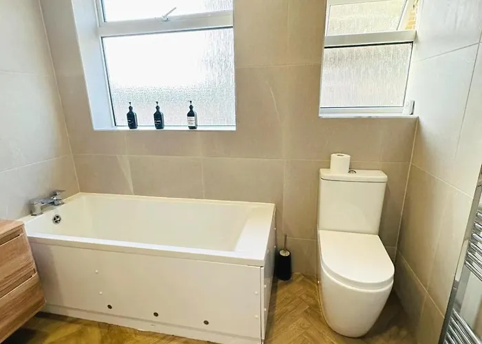 Comfy 5 Bdr Contractor Haven With Free Parking & Wifi *