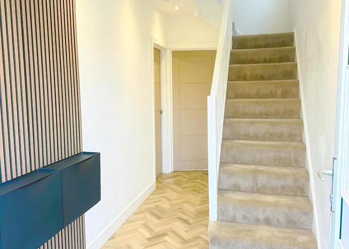 Comfy 5 Bdr Contractor Haven With Free Parking & Wifi