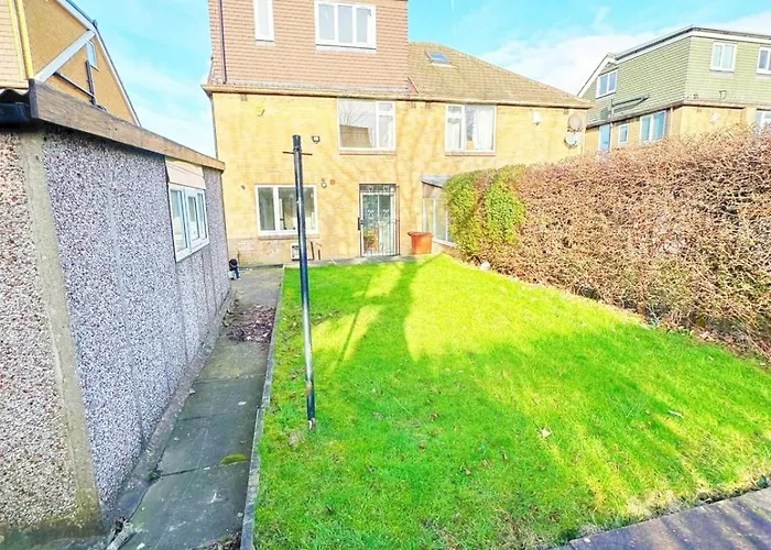 Comfy 5 Bdr Contractor Haven With Free Parking & Wifi * Leeds (West Yorkshire)