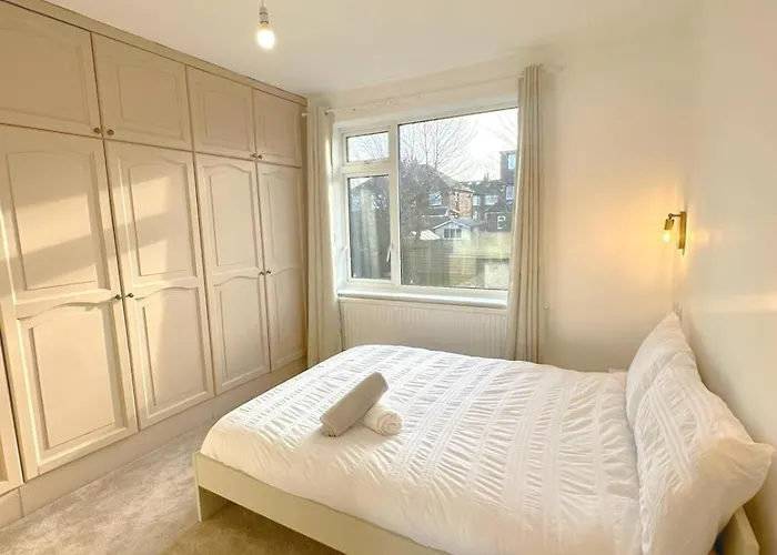 Comfy 5 Bdr Contractor Haven With Free Parking & Wifi * Leeds (West Yorkshire)