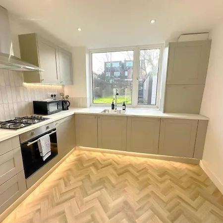Comfy 5 Bed Haven W/ Free Parking | Contractors Holiday home