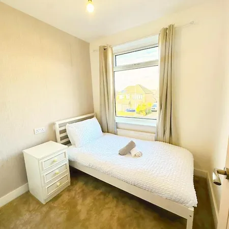 Comfy 5 Bed Haven W/ Free Parking | Contractors
