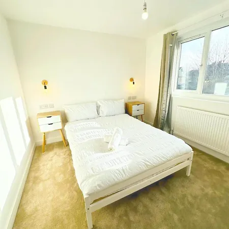 Casa de Férias Comfy 5 Bdr Contractor Haven With Free Parking & Wifi