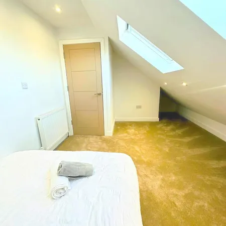Holiday home Comfy 5 Bed Haven W/ Free Parking | Contractors Leeds (West Yorkshire)