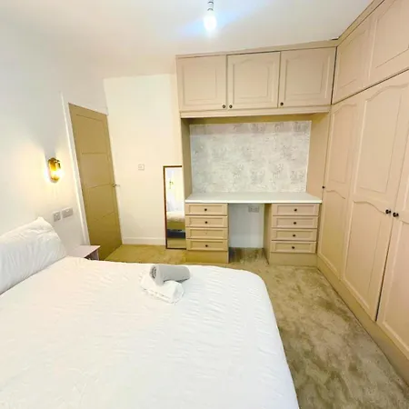 Holiday home Comfy 5 Bed Haven W/ Free Parking | Contractors Leeds (West Yorkshire)