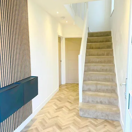 Comfy 5 Bed Haven W/ Free Parking | Contractors