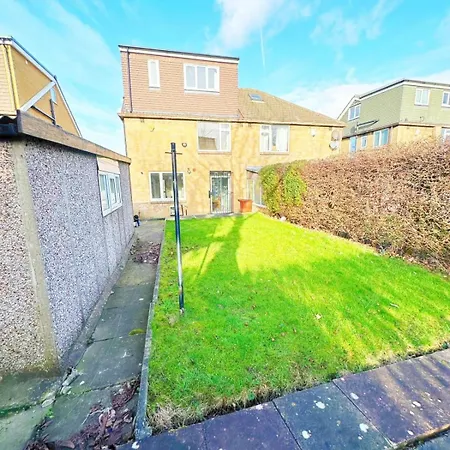 Comfy 5 Bed Haven W/ Free Parking | Contractors * Leeds (West Yorkshire)