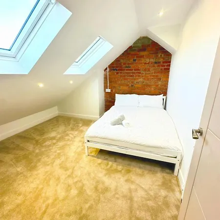 Comfy 5 Bed Haven W/ Free Parking | Contractors Holiday home